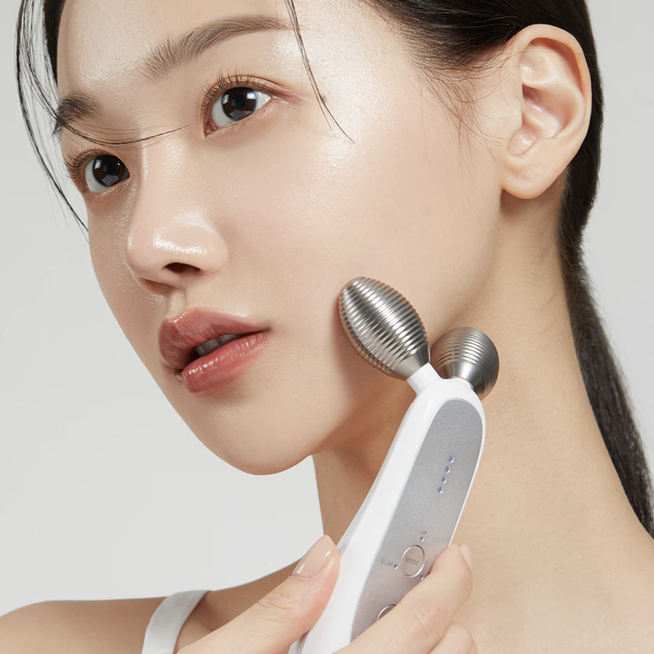 Medicube 美顔ローラー AGE-R DERMA EMS SHOT AGE-R EMSダーマショット – MEDICUBEオンラインショップ